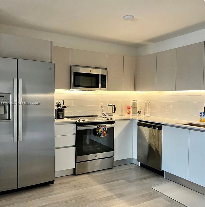 For Sale: $365,000 (1 beds, 1 baths, 964 Square Feet)