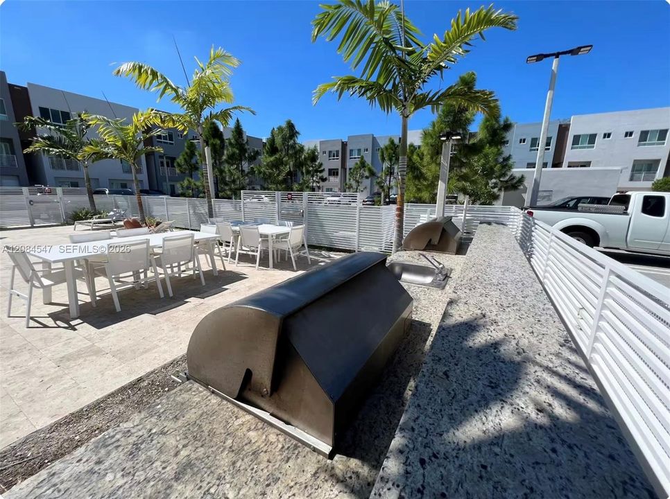 For Sale: $365,000 (1 beds, 1 baths, 964 Square Feet)