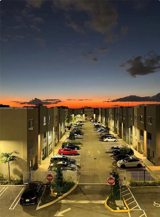 For Sale: $365,000 (1 beds, 1 baths, 964 Square Feet)