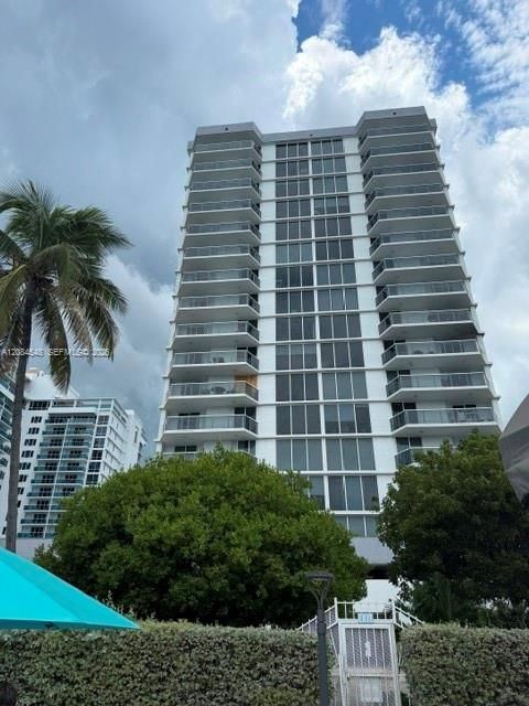 For Rent: $3,900 (2 beds, 2 baths, 1121 Square Feet)