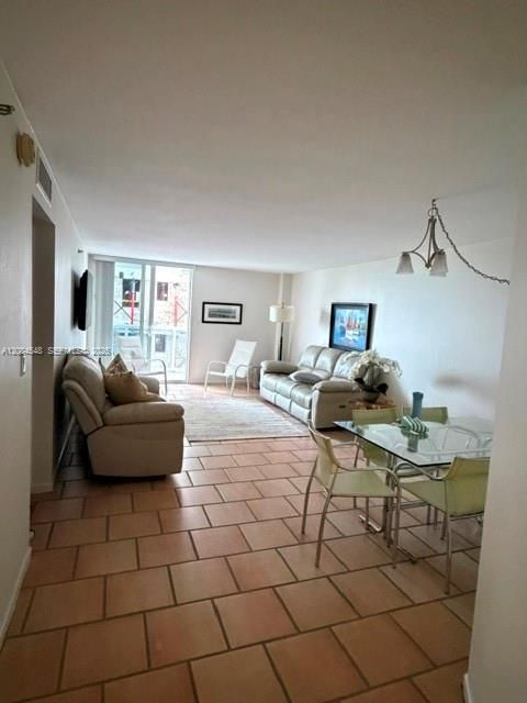 For Rent: $3,900 (2 beds, 2 baths, 1121 Square Feet)