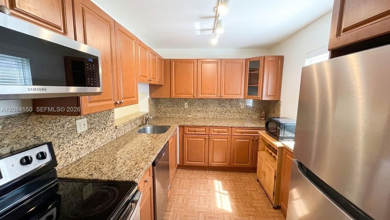 В аренду: $2,200 (2 спален, 2 ванн, 965 Квадратных фут)