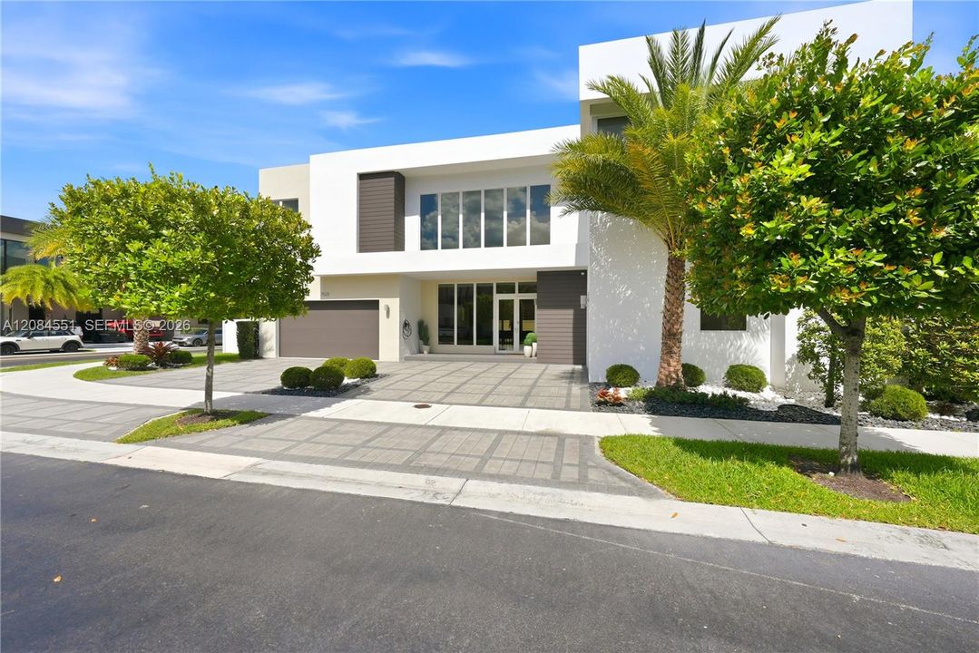 В аренду: $10,500 (5 спален, 5 ванн, 3841 Квадратных фут)