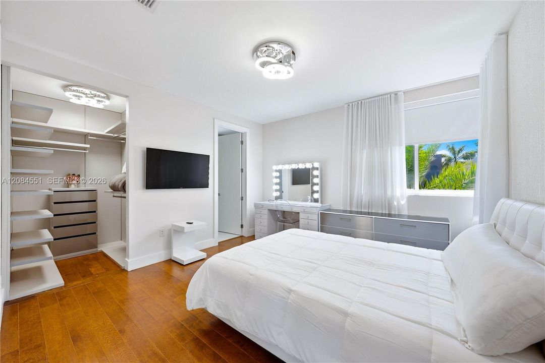 В аренду: $10,500 (5 спален, 5 ванн, 3841 Квадратных фут)