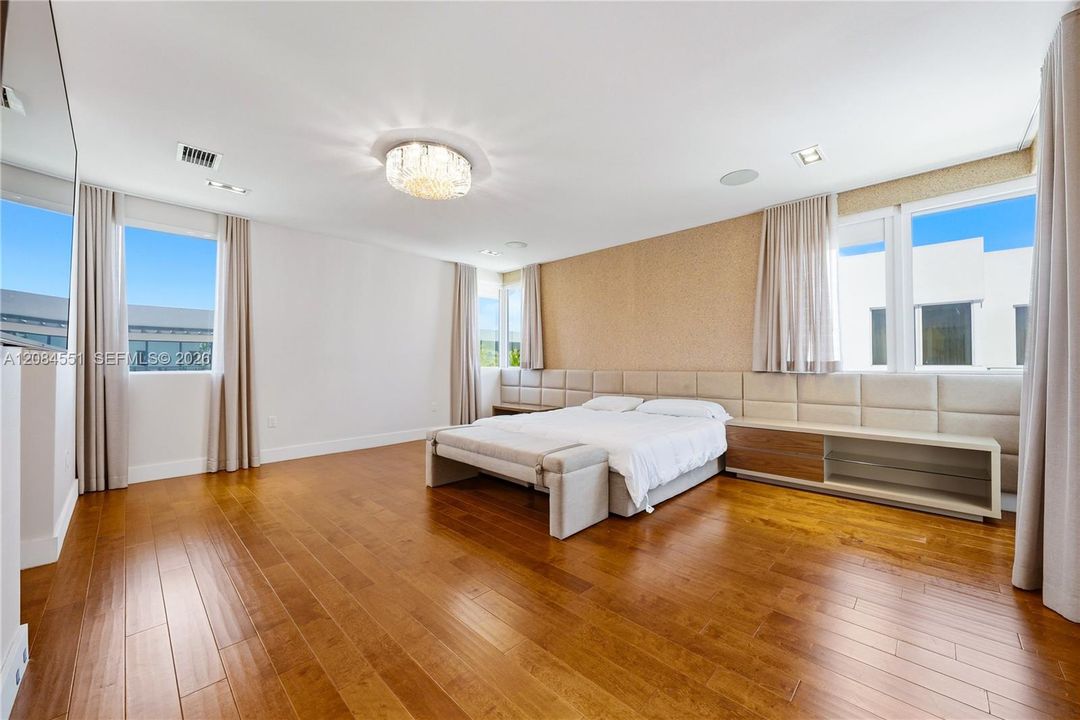 В аренду: $10,500 (5 спален, 5 ванн, 3841 Квадратных фут)