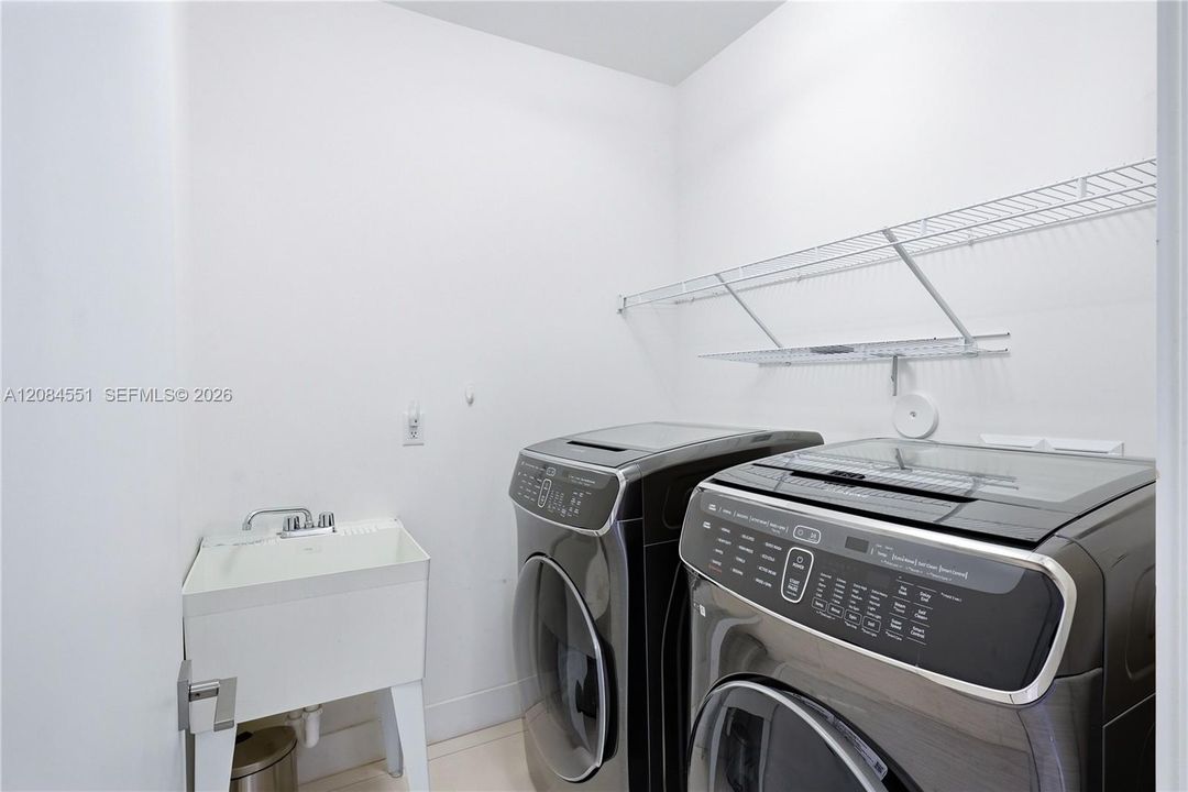 В аренду: $10,500 (5 спален, 5 ванн, 3841 Квадратных фут)