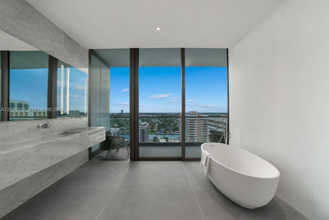 For Sale: $2,995,000 (3 beds, 3 baths, 2913 Square Feet)