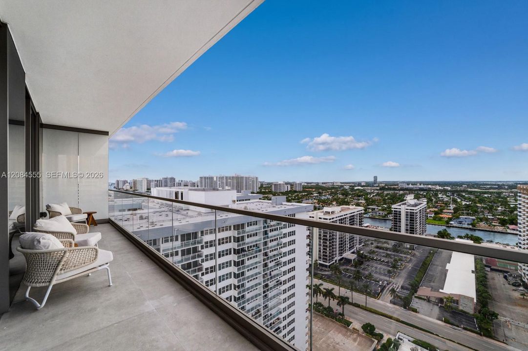 For Sale: $2,995,000 (3 beds, 3 baths, 2913 Square Feet)