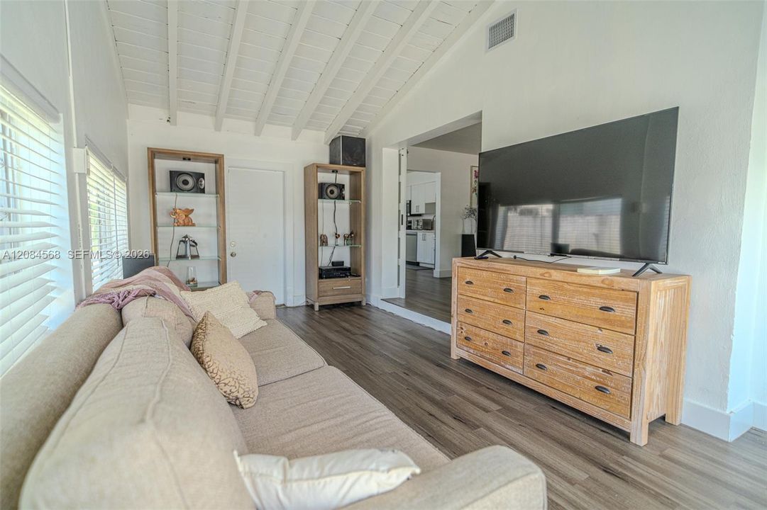 En Venta: $436,500 (3 camas, 1 baños, 1212 Pies cuadrados)