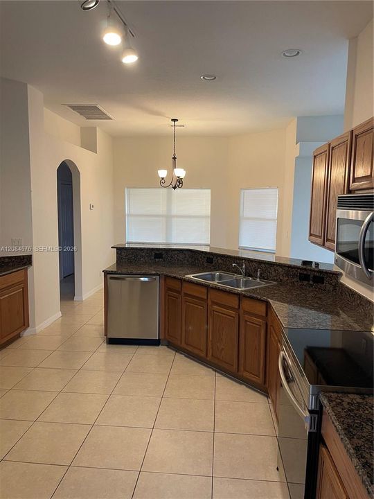 For Rent: $2,900 (4 beds, 2 baths, 2075 Square Feet)