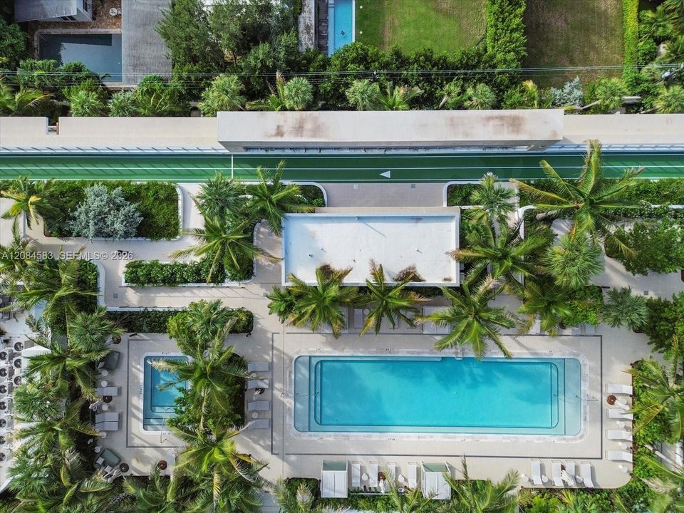 One-acre rooftop amenity deck and resort-style pool