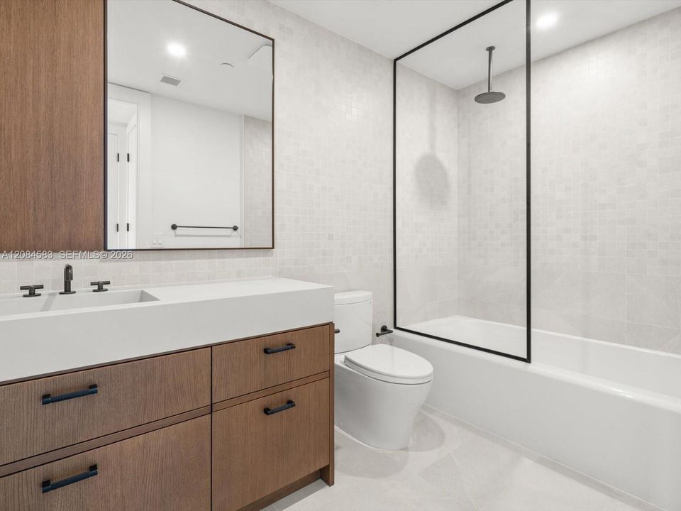 Guest bathroom with contemporary finishes
