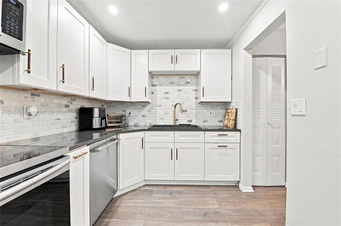 For Sale: $425,000 (3 beds, 2 baths, 1373 Square Feet)