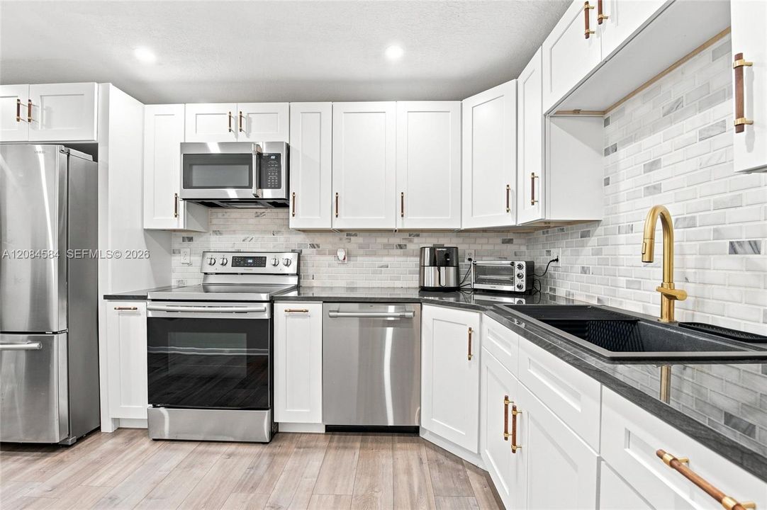 For Sale: $425,000 (3 beds, 2 baths, 1373 Square Feet)