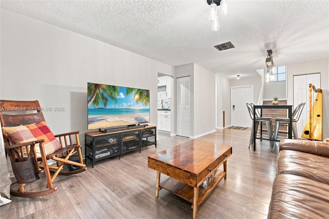 For Sale: $425,000 (3 beds, 2 baths, 1373 Square Feet)