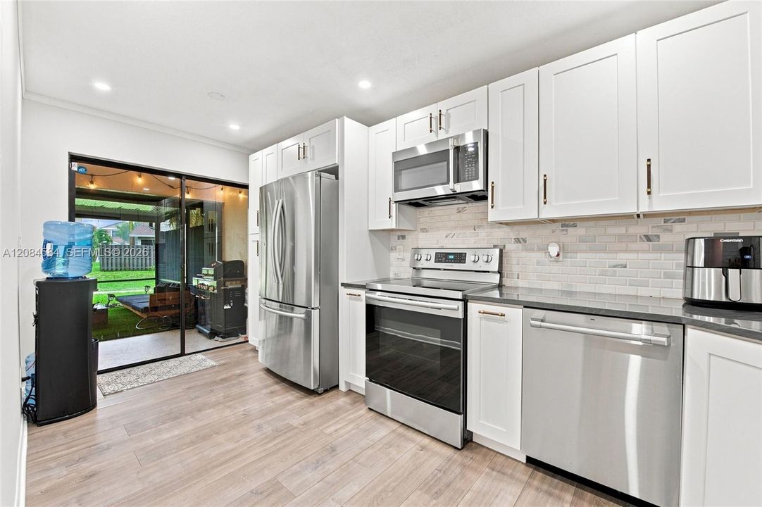 For Sale: $425,000 (3 beds, 2 baths, 1373 Square Feet)