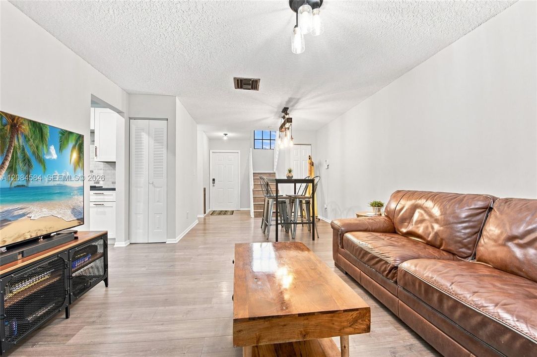 For Sale: $425,000 (3 beds, 2 baths, 1373 Square Feet)