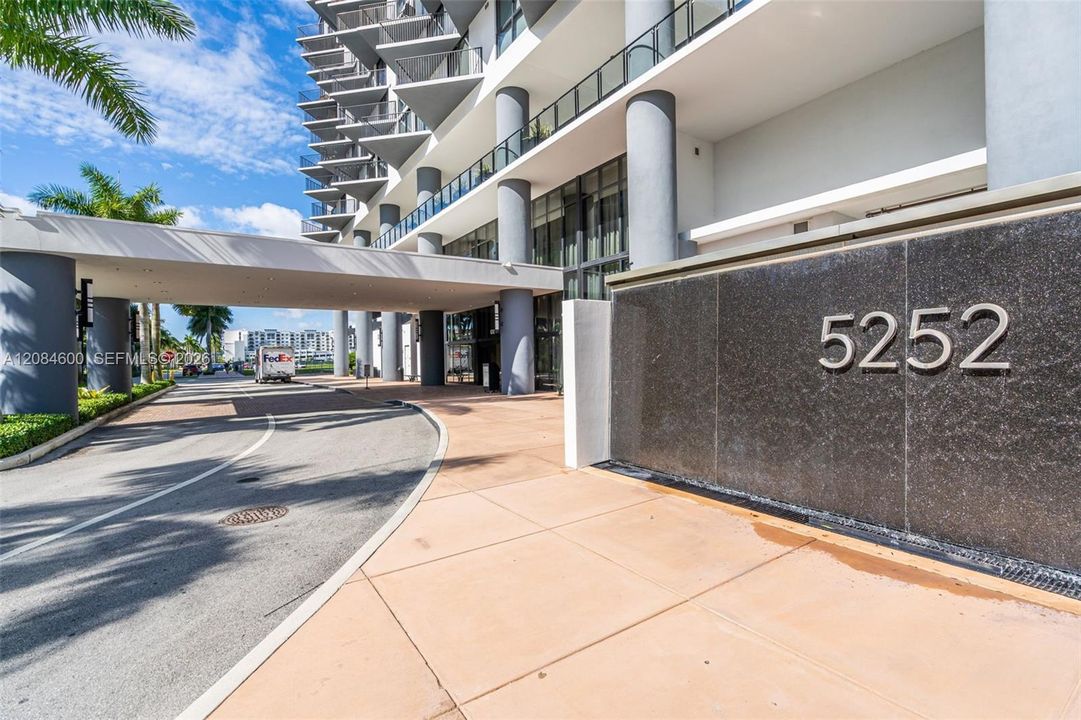 For Rent: $3,750 (2 beds, 2 baths, 950 Square Feet)