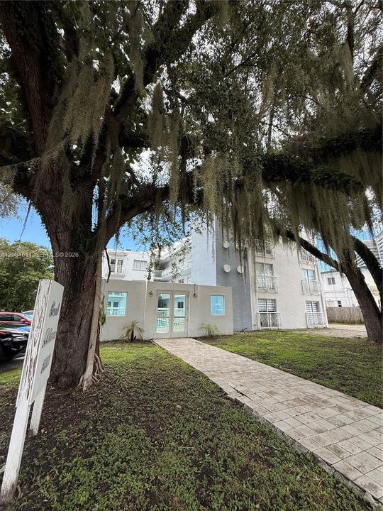For Rent: $2,400 (1 beds, 1 baths, 630 Square Feet)