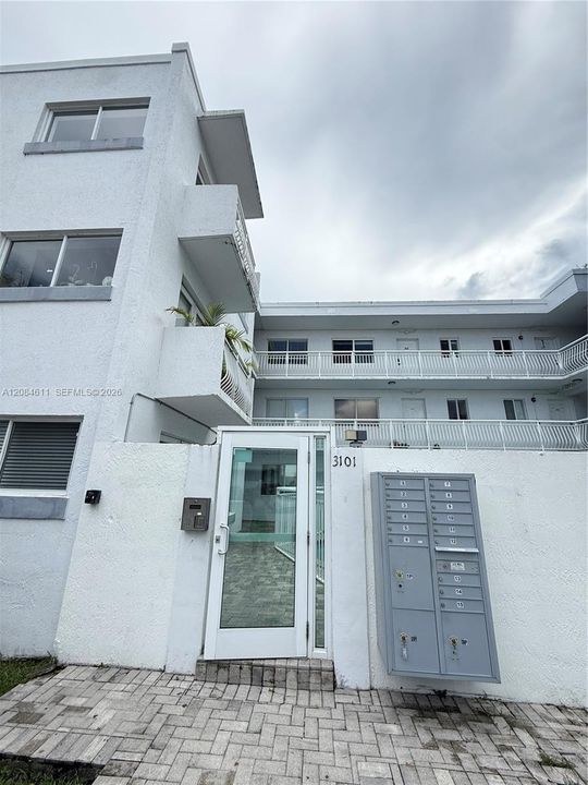 For Rent: $2,400 (1 beds, 1 baths, 630 Square Feet)
