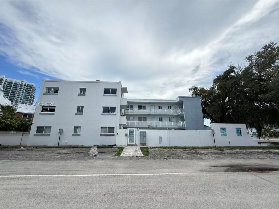 For Rent: $2,400 (1 beds, 1 baths, 630 Square Feet)
