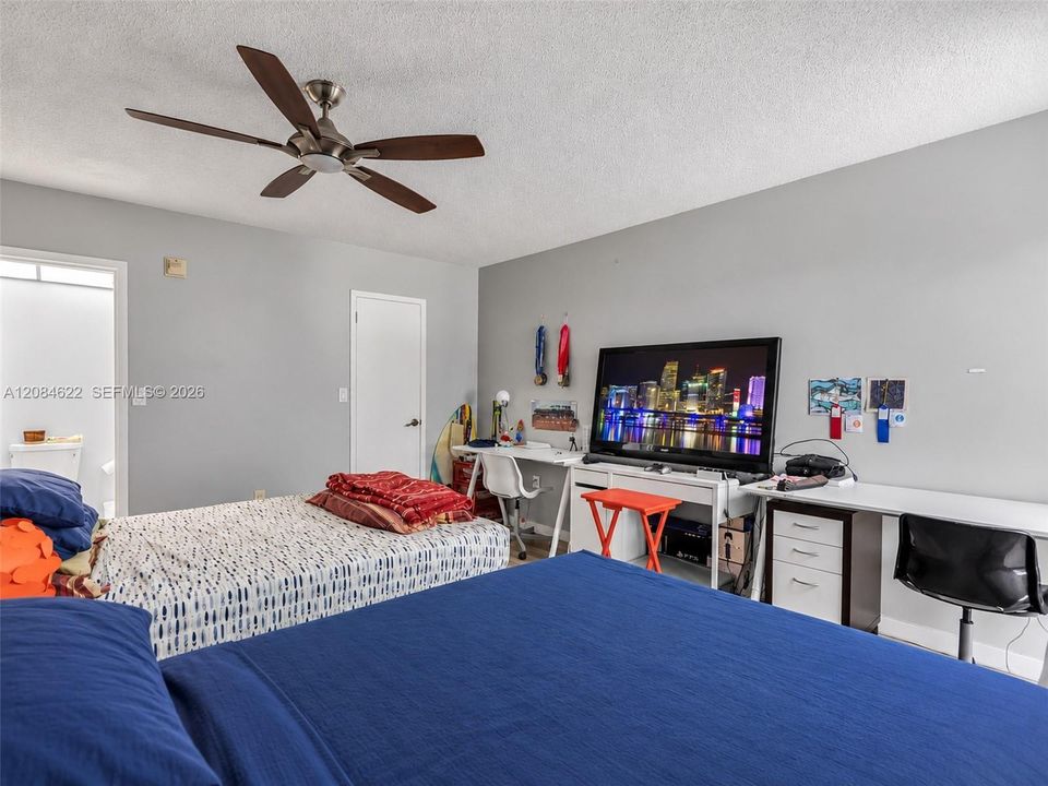 For Sale: $220,000 (1 beds, 1 baths, 620 Square Feet)