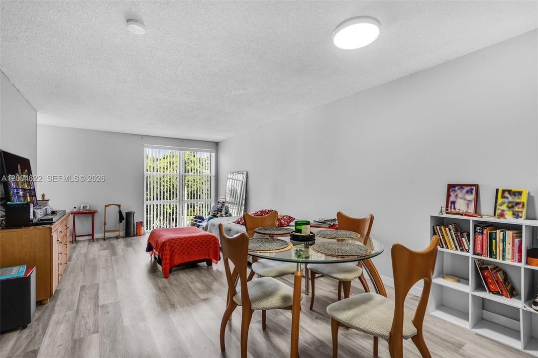 For Sale: $220,000 (1 beds, 1 baths, 620 Square Feet)