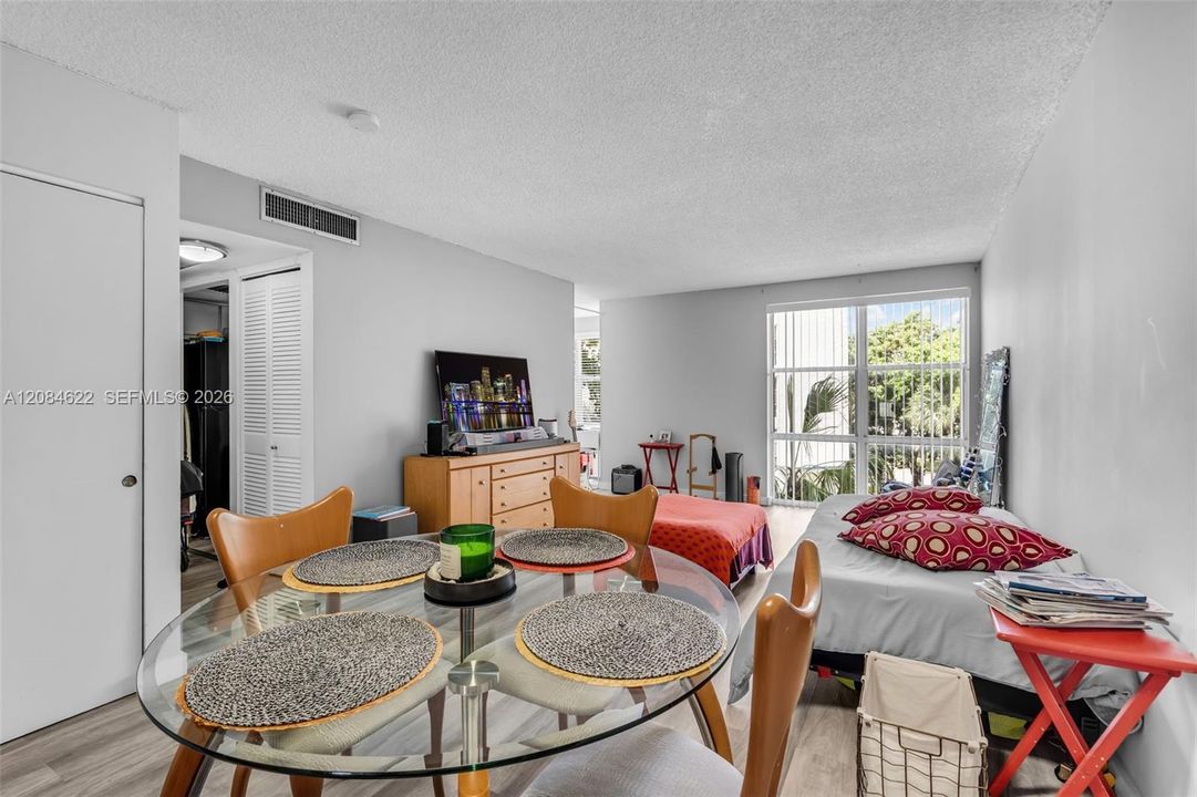 For Sale: $220,000 (1 beds, 1 baths, 620 Square Feet)