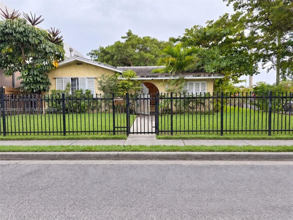 En Venta: $940,000 (4 camas, 2 baños, 2363 Pies cuadrados)