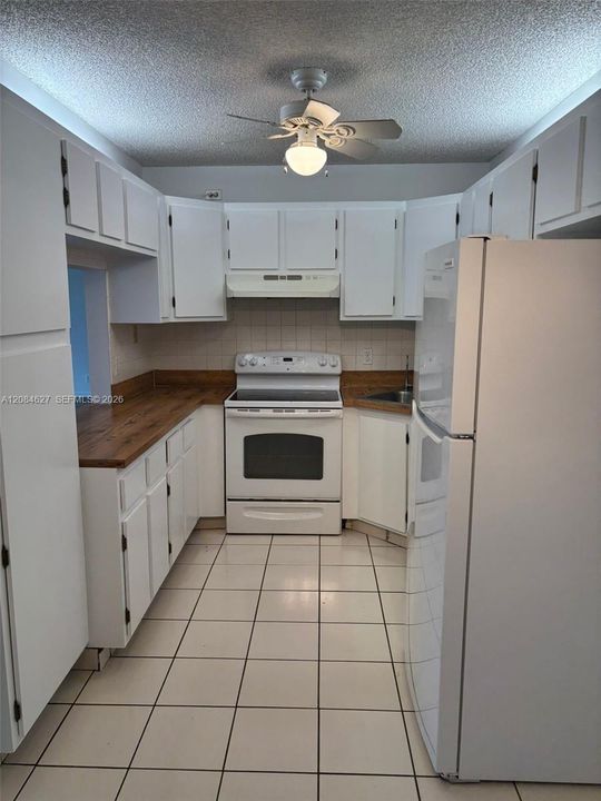 For Sale: $215,000 (2 beds, 2 baths, 1111 Square Feet)