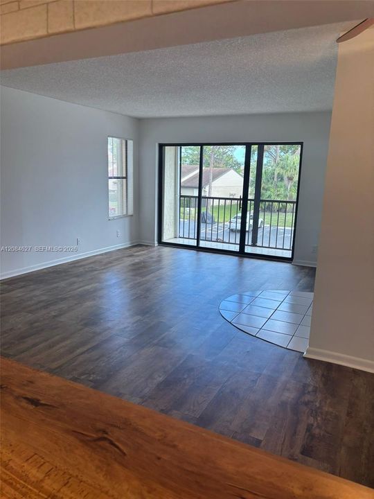 For Sale: $215,000 (2 beds, 2 baths, 1111 Square Feet)