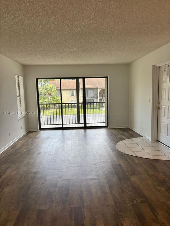 For Sale: $215,000 (2 beds, 2 baths, 1111 Square Feet)