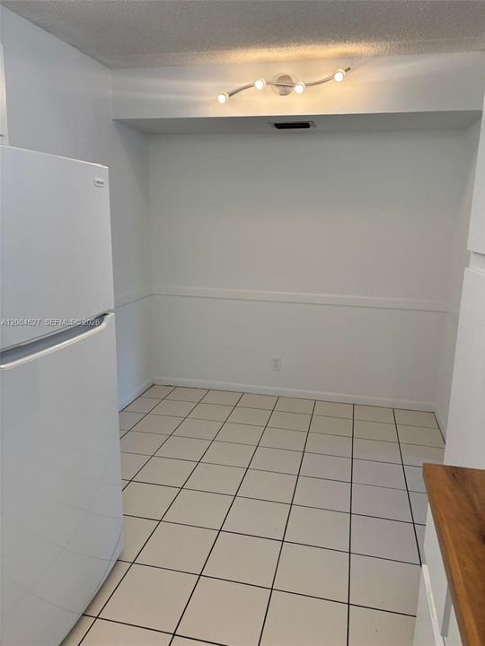 For Sale: $215,000 (2 beds, 2 baths, 1111 Square Feet)