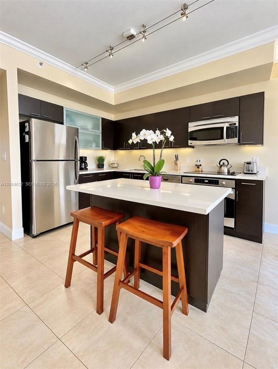 For Sale: $425,000 (1 beds, 1 baths, 846 Square Feet)