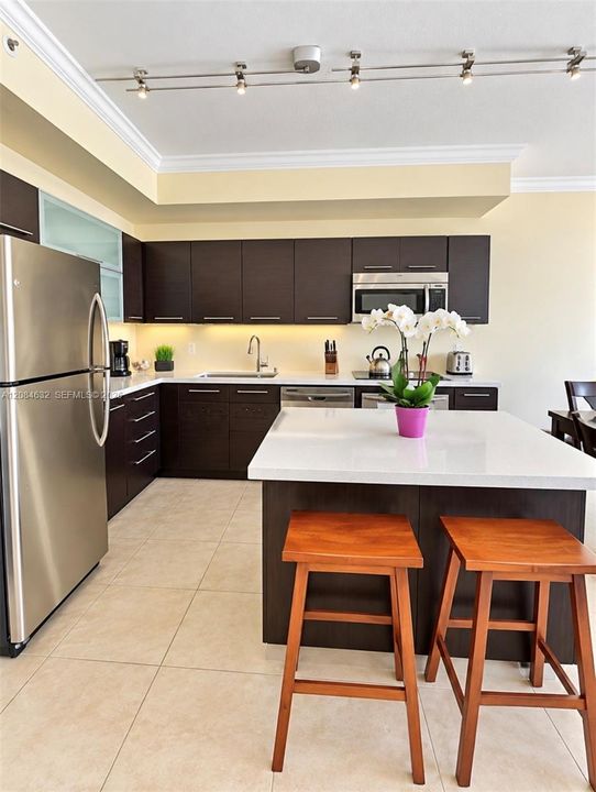 For Sale: $425,000 (1 beds, 1 baths, 846 Square Feet)