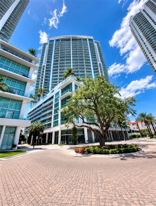 For Sale: $425,000 (1 beds, 1 baths, 846 Square Feet)