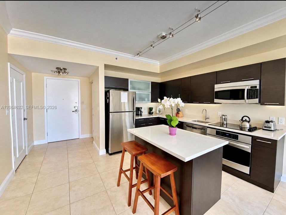 For Sale: $425,000 (1 beds, 1 baths, 846 Square Feet)