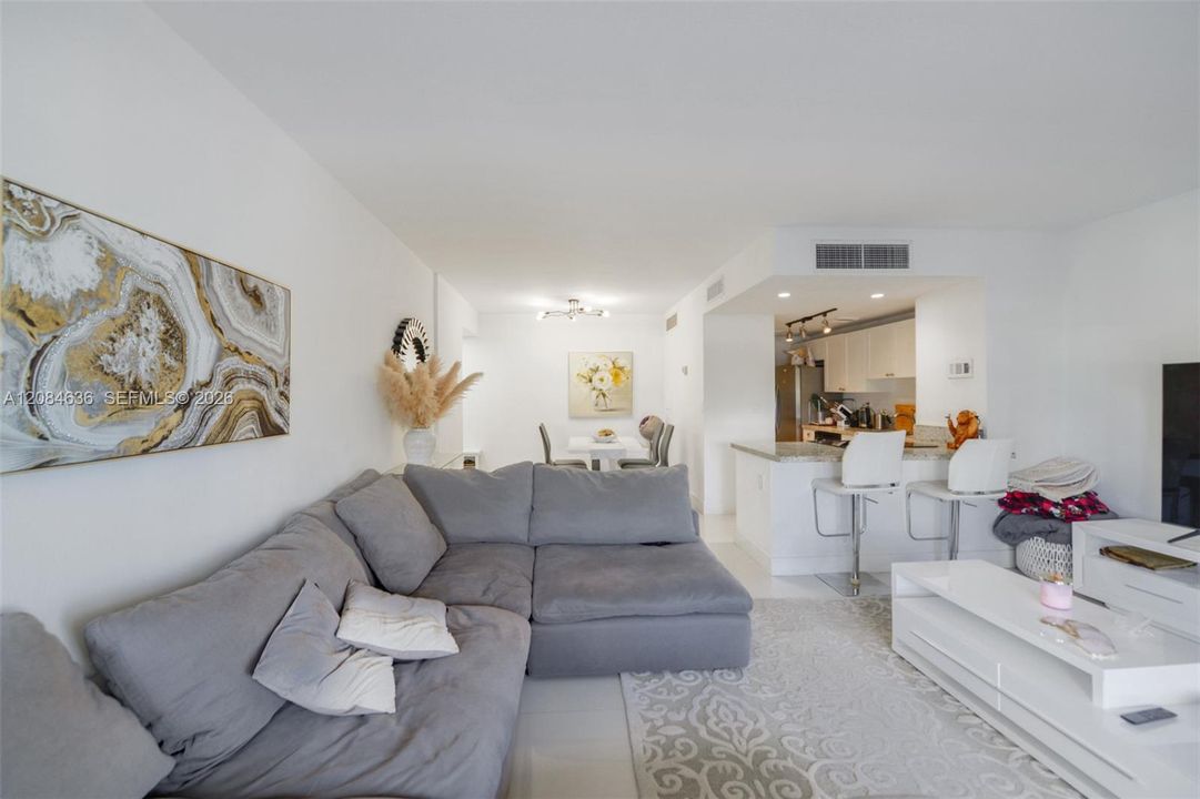 For Rent: $2,850 (2 beds, 2 baths, 1104 Square Feet)