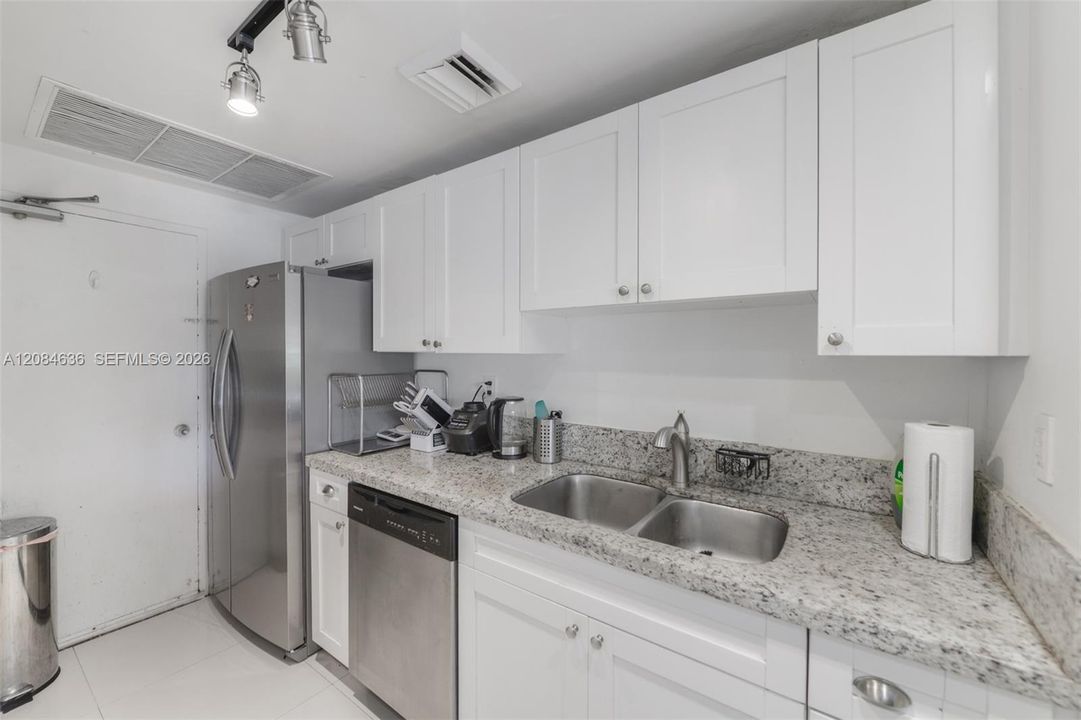 For Rent: $2,850 (2 beds, 2 baths, 1104 Square Feet)