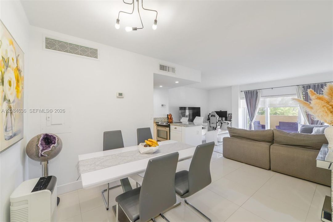 For Rent: $2,850 (2 beds, 2 baths, 1104 Square Feet)