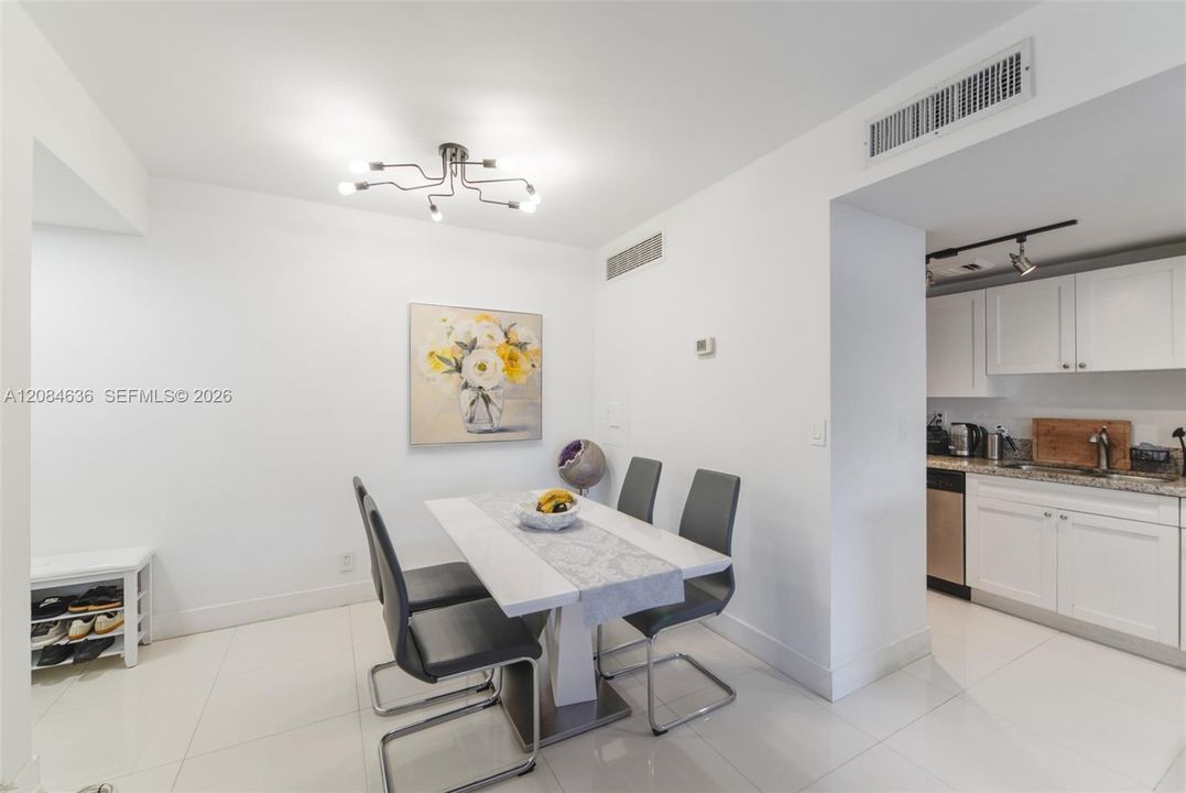 For Rent: $2,850 (2 beds, 2 baths, 1104 Square Feet)