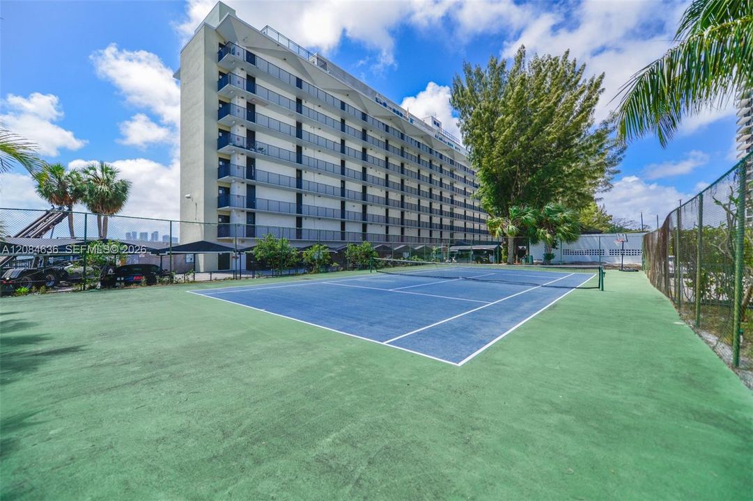 For Rent: $2,850 (2 beds, 2 baths, 1104 Square Feet)