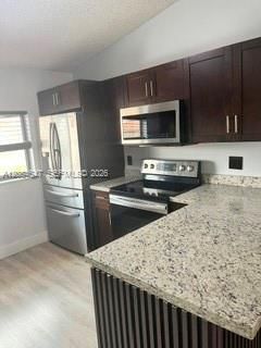 For Rent: $2,250 (2 beds, 2 baths, 925 Square Feet)