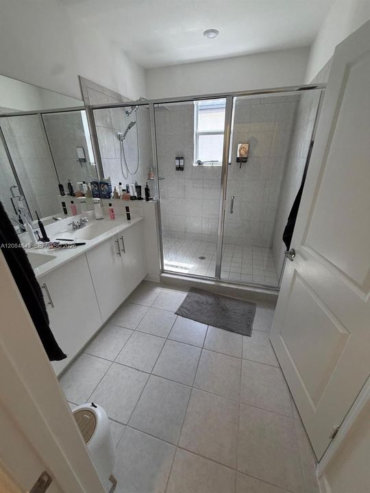 For Sale: $725,000 (5 beds, 3 baths, 3033 Square Feet)