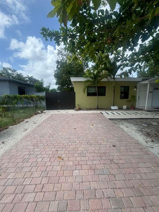 For Rent: $2,000 (1 beds, 1 baths, 1135 Square Feet)
