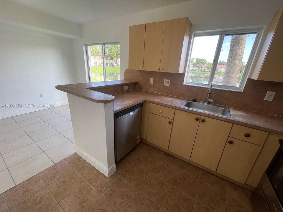For Rent: $2,100 (3 beds, 2 baths, 1099 Square Feet)
