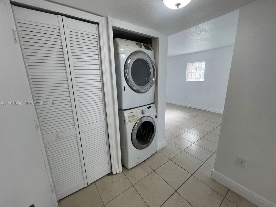 For Rent: $2,100 (3 beds, 2 baths, 1099 Square Feet)