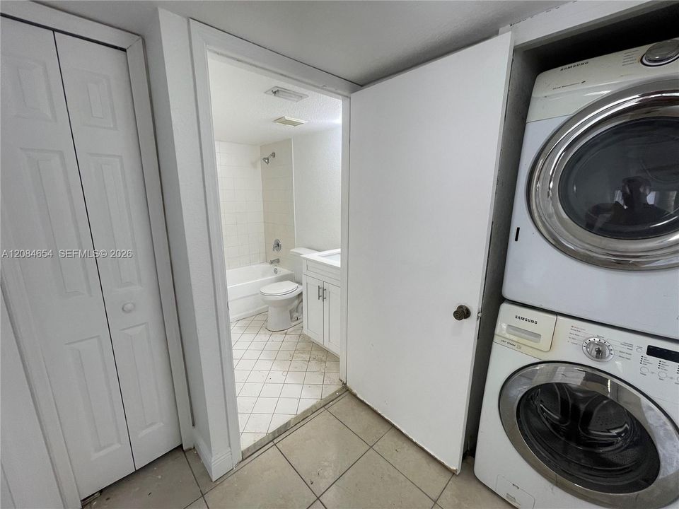 For Rent: $2,100 (3 beds, 2 baths, 1099 Square Feet)