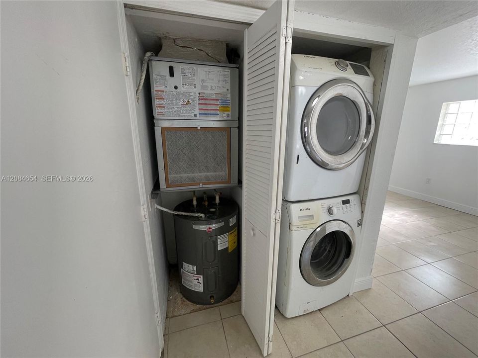 For Rent: $2,100 (3 beds, 2 baths, 1099 Square Feet)