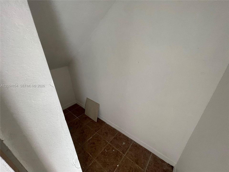 For Rent: $2,100 (3 beds, 2 baths, 1099 Square Feet)